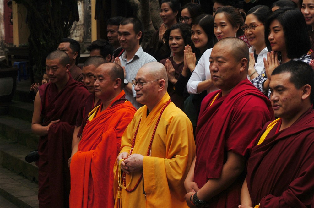 Thượng tọa Thích Minh Hiền chụp ảnh lưu niệm cùng các Lama đến từ đất nước Bhutan và các Phật tử (ảnh Huy Minh).