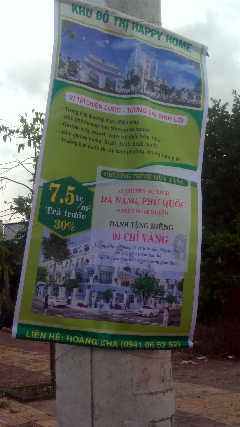 Dù giải phóng mặt bằng chưa xong, chưa xây dựng hệ thống hạ tầng, nhưng dự án Happy Home mở bán nền và quảng cáo rầm rộ trên cột điện. Ảnh: PV