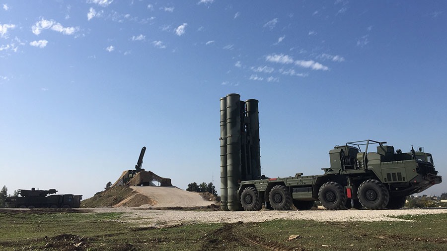 S-400 của Nga được triển khai cho nhiệm vụ chiến đấu ở căn cứ không quân Hmeimim, Syria. Ảnh: Sputnik