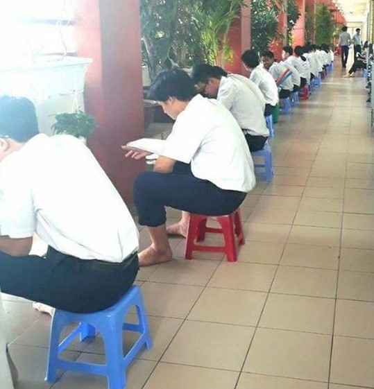 Cuộc sống của học sinh Nguyễn Khuyến là vòng tròn khép kín chỉ ăn và học. Ảnh: Nguyen Khuyen Confession.