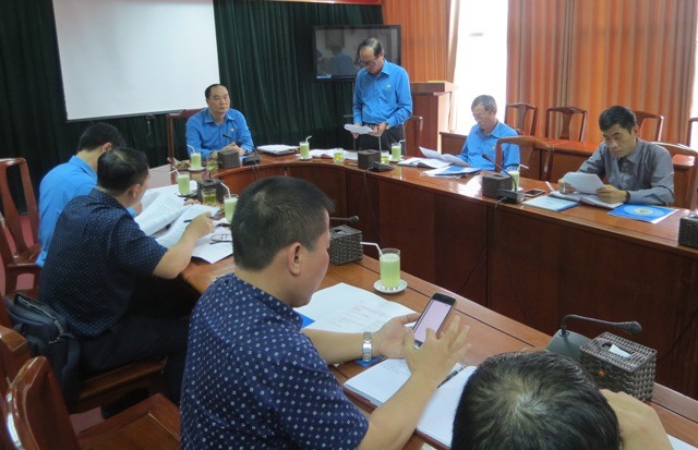 Đồng chí Nguyễn Phương Đông - Phó Chủ tịch CĐ các cơ quan, đơn vị trực thuộc Tổng LĐLĐVN báo cáo hoạt động CĐ quý I của CĐ các cơ quan, đơn vị trực thuộc Tổng LĐLĐVN. Ảnh: Xuân Trường