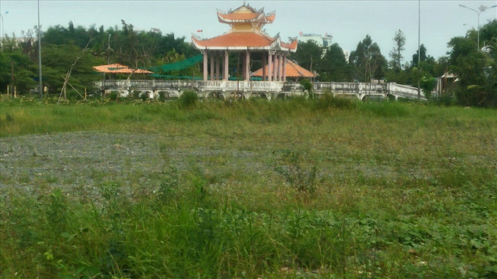 Bên trong vẫn còn nhiều khoảnh đất trống