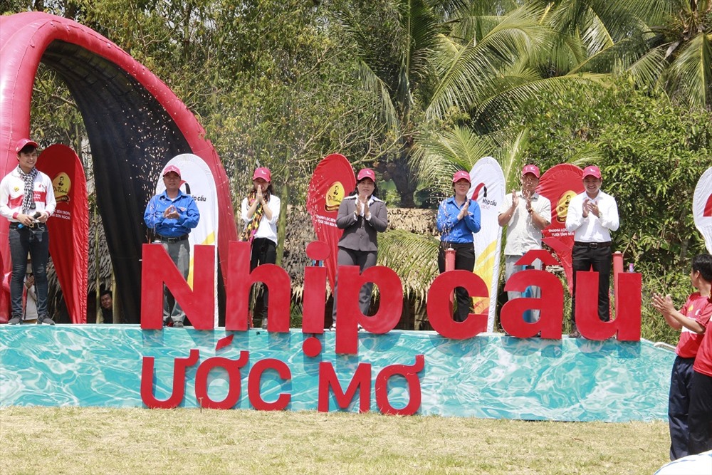 Bí thư tỉnh đoàn cùng đại diện chính quyền xã và nhà tài trợ thực hiện nghi thức bấm nút khởi công cầu Dr Thanh – Cầu Kênh trong sự vỡ òa sung sướng của hàng ngàn bà con người dân