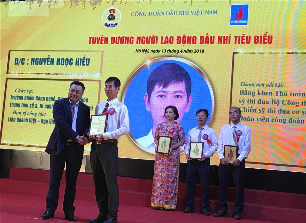 Đồng chí Trần Sỹ Thanh - Ủy viên Trung ương Đảng, Phó trưởng Ban kinh tế Trung ương, Chủ tịch HĐTV Tập đoàn Dầu khí quốc gia VN trao thưởng cho người lao động Dầu khí tiêu biểu.Ảnh: T.E.A