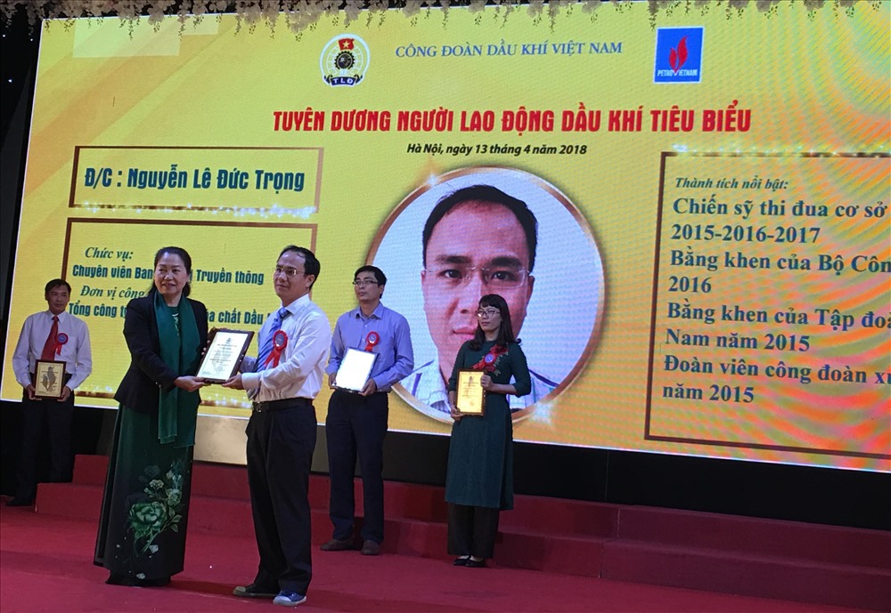 Đồng chí Nguyễn Thị Thu Hồng - Phó Chủ tịch Tổng LĐLĐVN trao thưởng cho người lao động Dầu khí tiêu biểu. Ảnh: T.E.A