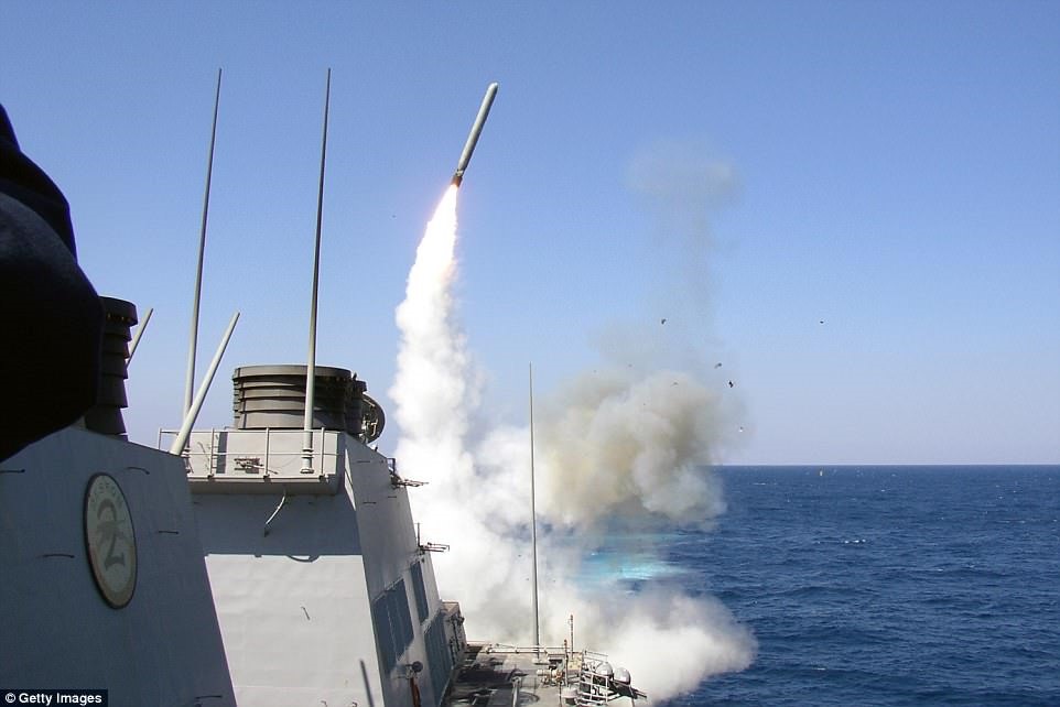 Tàu USS Porter phóng tên lửa đất Tomahawk. Ảnh: