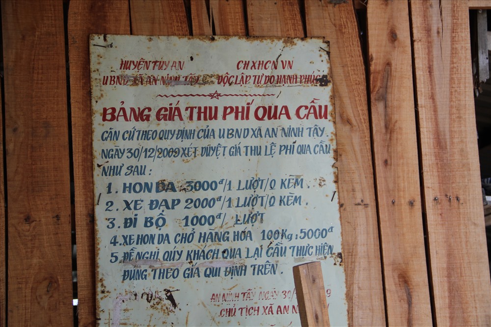 Bảng giá qua cầu. Ảnh: Văn Định