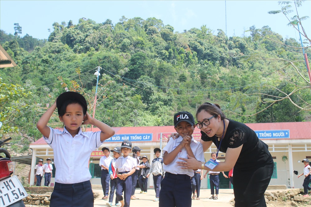 Bây giờ, điều làm cô giáo Hoa cảm thấy hạnh phúc nhất là ngày ngày được thấy học trò của mình ngồi học, nô đùa trong sân trường khang trang, sạch sẽ... Ảnh: T.H