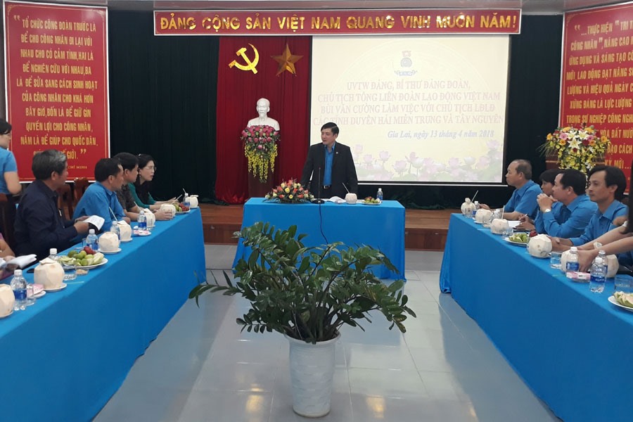 Chủ tịch Tổng LĐLĐVN Bùi Văn Cường chủ trì cuộc họp tháo gỡ khó khăn cho LĐLĐ các tỉnh Duyên hải miền Trung và Tây Nguyên trong việc tổ chức đại hội. Ảnh: Đ.V