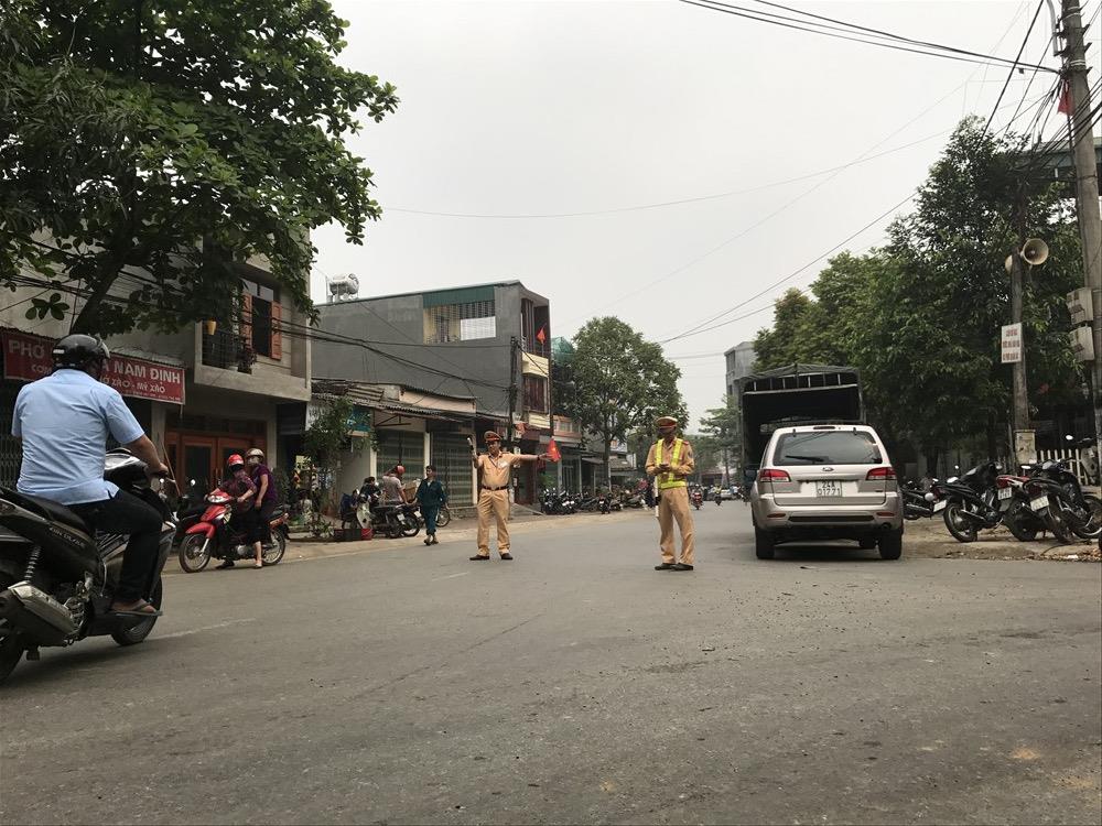 CGST phân luồng giao thông gần hiện trường vụ sạt lở. Ảnh: Vũ Hải