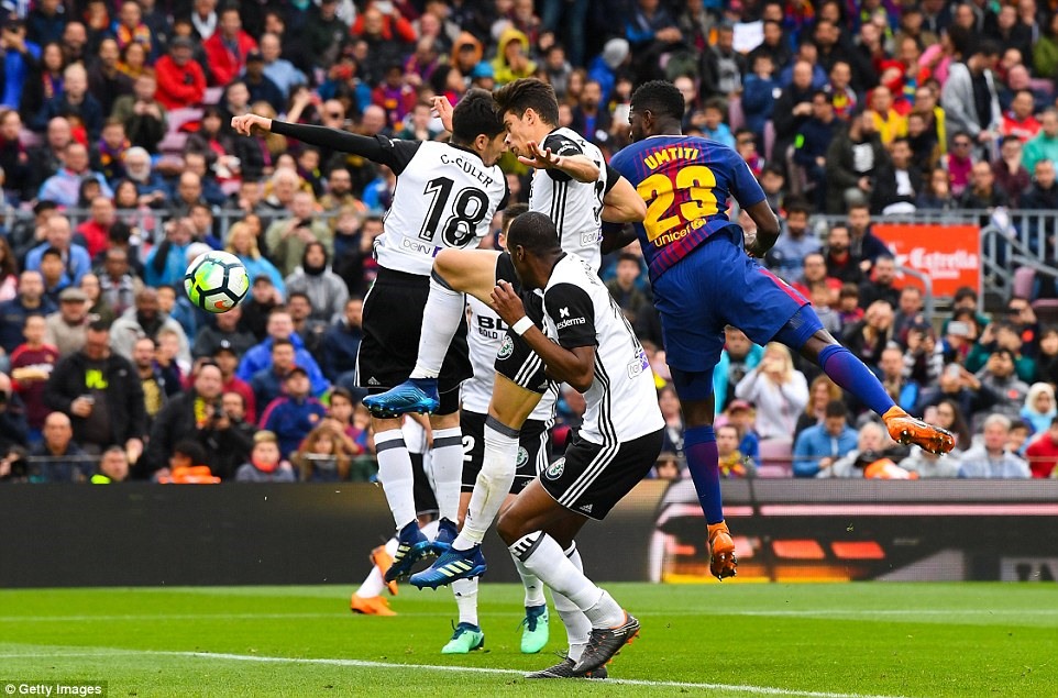 Cú đánh đầu thành bàn của trung vệ Umtiti. Ảnh: Getty Images.