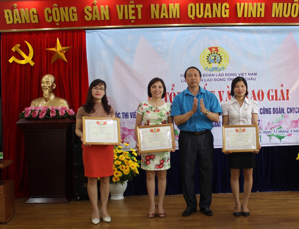 Ban tổ chức trao thưởng cho các tác giả đạt giải. Ảnh: N.Q