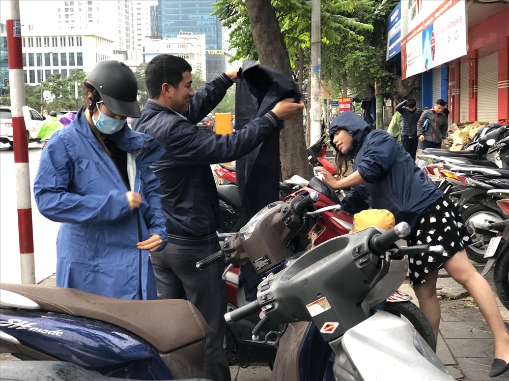 Tranh thủ ngày chủ nhật, người dân “rủ nhau” đội mưa đi bổ sung thông tin cá nhân