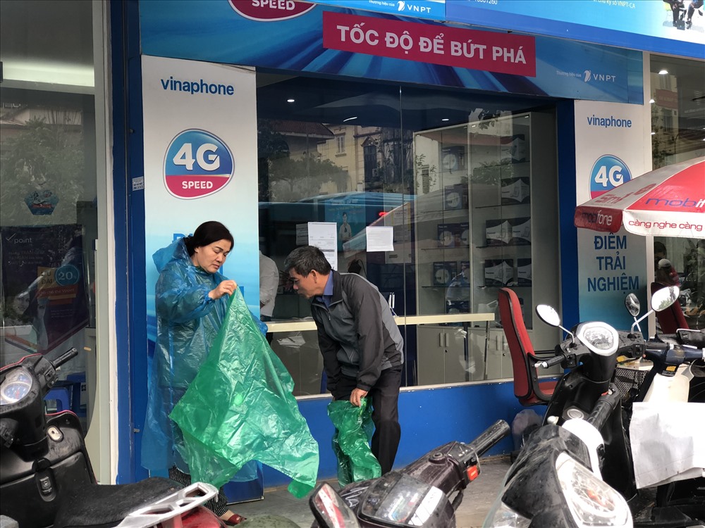 Đôi vợ chồng gia cùng nhau đi thông tin trước ngày 24.4