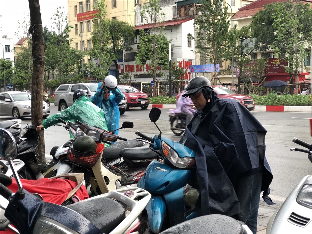 Người dân “Chen chúc” để xe tại các điểm giao dịch