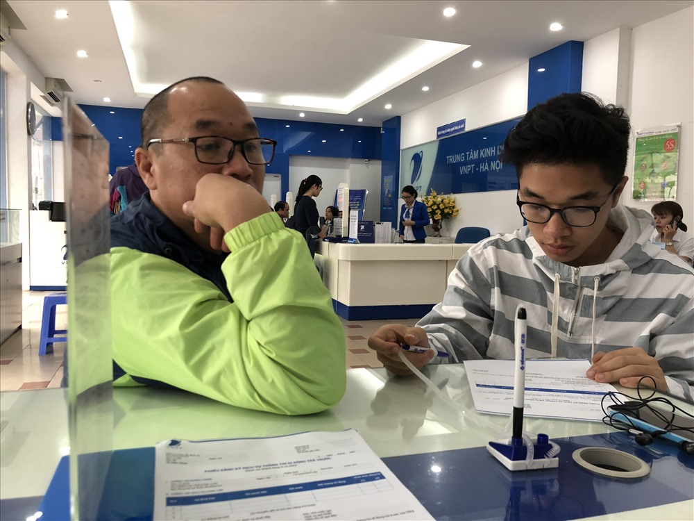 Tranh thủ ngày nghỉ hai bố con cùng nhau đi bổ sung thông tin