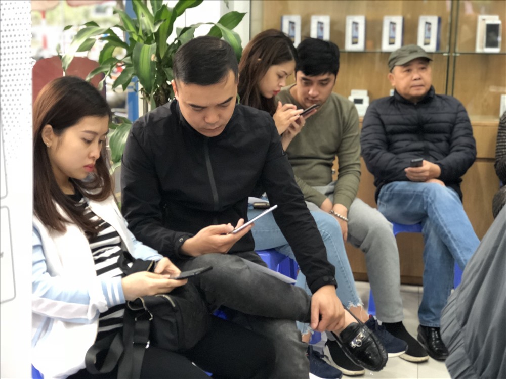Người dân Hà Nội đổ xô đến các điểm giao dịch khiến các nhân viên ở đây luôn trong tình trạng quá tải