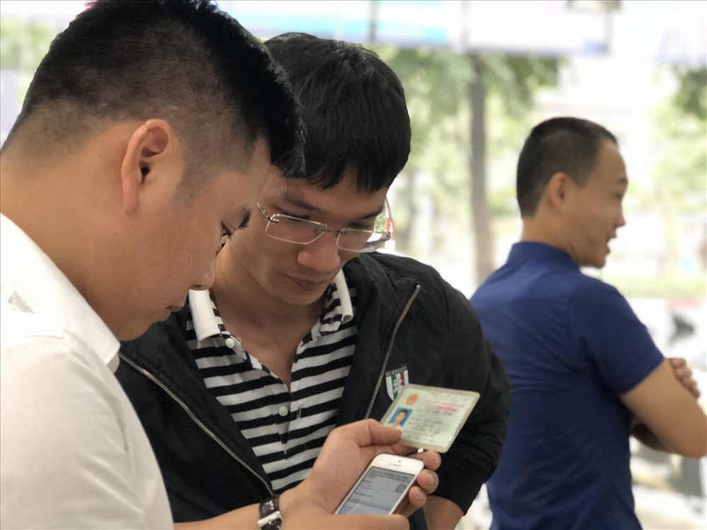 Dù lượng khách tăng gấp 5 - 7 lần nhưng nhân viên các nhà mạng luôn tận tình hướng dẫn người dân hoàn thành các thủ tục