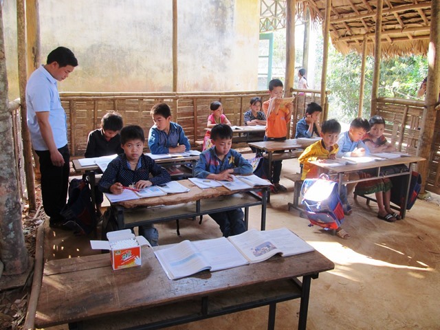 Trời nắng thì không sao nhưng những hôm mưa, rét nhìn bọn trẻ thương lắm! Mùa đông, thầy trò phải đốt lửa sưởi ngay giữa phòng học, vừa ấm, vừa lấy ánh sáng để học bài. Còn những hôm mưa, các em cũng không thể mở sách ra để học bài bởi sợ sách vở bị ướt. Lớp học cũ kỹ, không cửa chắn, mái che dột nát, xuống cấp… như không còn đủ sức để che chở cho các em. (Ảnh: HT)