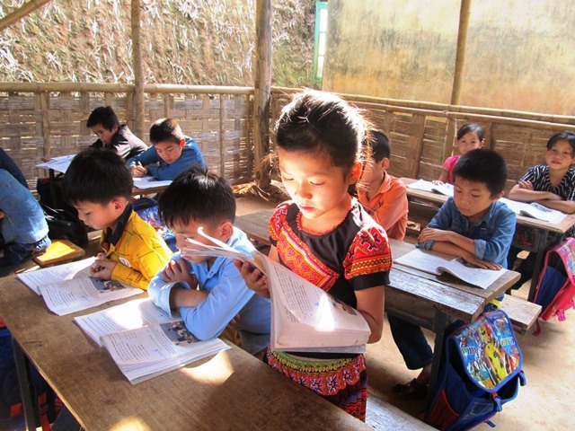 Ánh nắng xuyên qua, cũng “muốn” vào lớp học bài cùng các em. (Ảnh: HT)