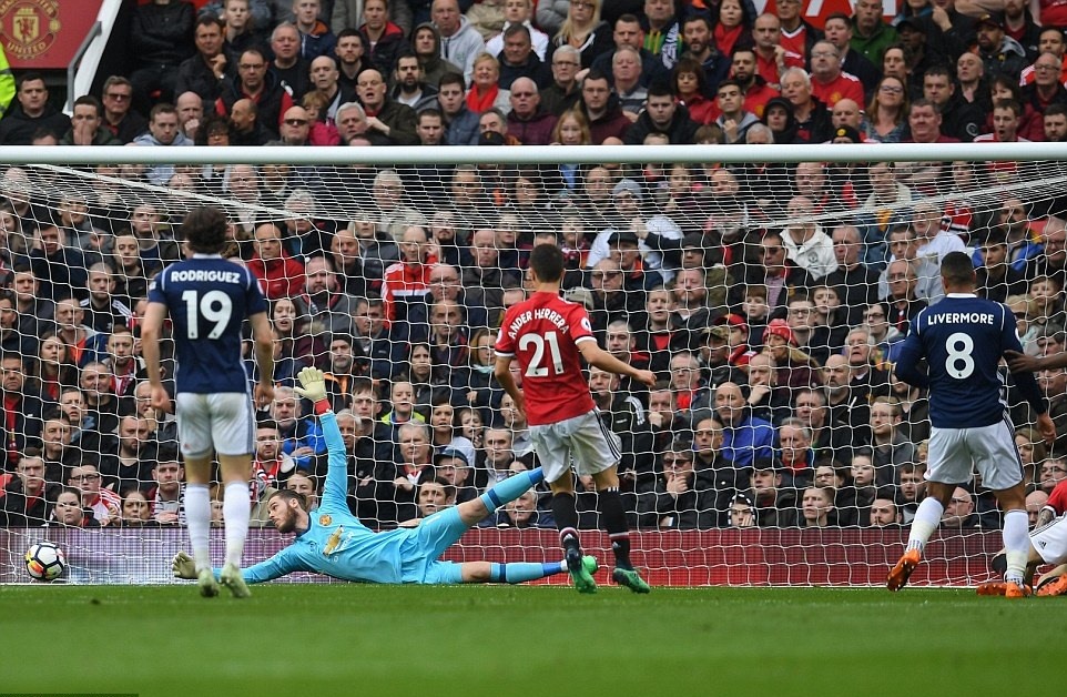 De Gea (áo xanh) cản phá pha dứt điểm của Jake Livermore. Ảnh: Getty Images.