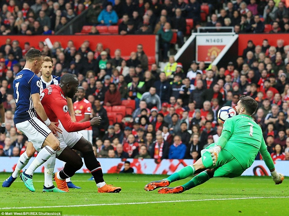 Ben Foster (phải) cản phá một cú sút của Lukaku (áo đỏ). Ảnh: Reuters.