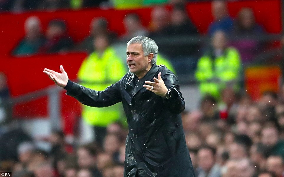 HLV Mourinho đầy thất vọng với những diễn biến trên sân. Ảnh: PA.