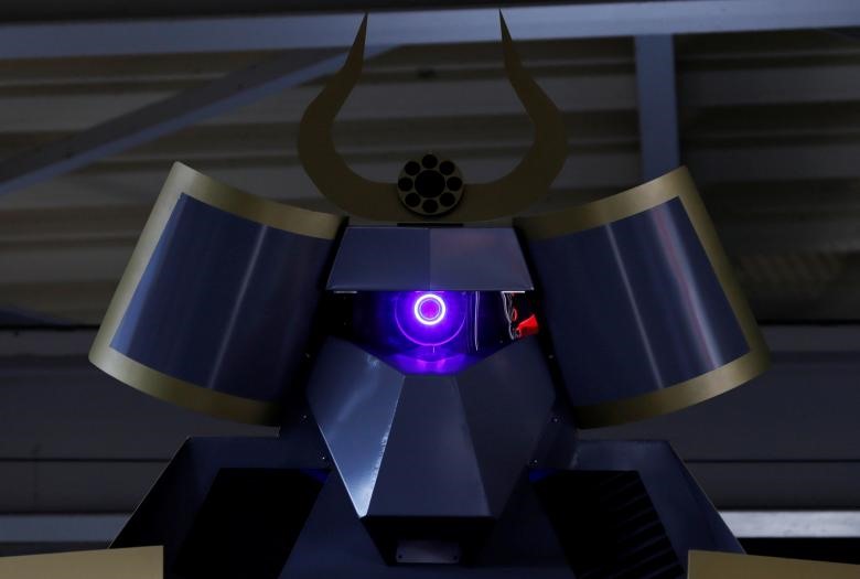 Chú robot Mononofu có thể di chuyển các ngón tay và xoay phần trên của cơ thể, có thể đi tiến và đi lùi. Tuy nhiên, nó không nhanh, và chỉ có thể di chuyển ở mức dưới 1km/h. (Ảnh: REUTERS)