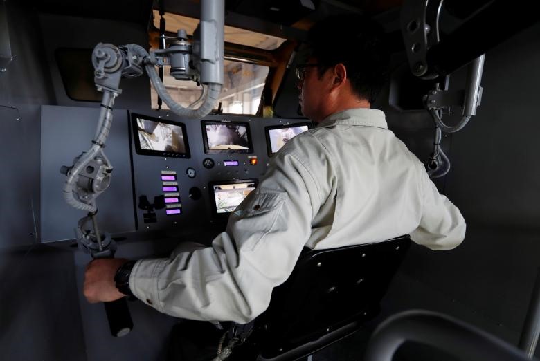 Anh Nagumo điều khiển con robot từ buồng lái. (Ảnh: REUTERS)
