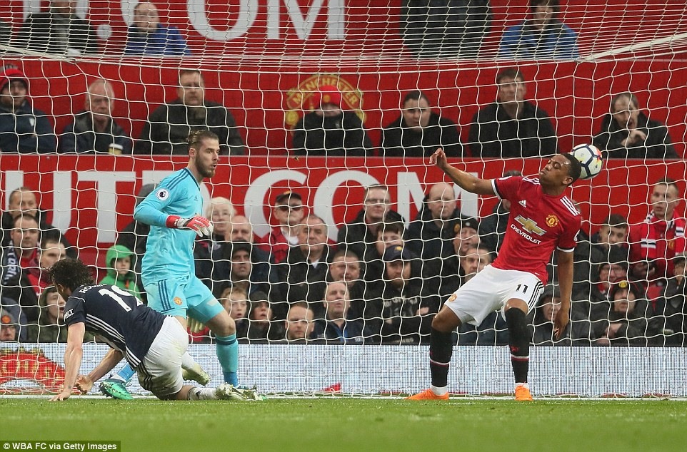 Bàn thắng này của West Brom gián tiếp giúp Man City lên ngôi vương Premier League mùa này. Ảnh: BPI.