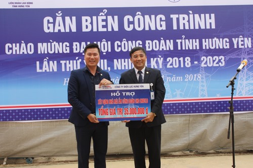 Đại diện Cty Điện lực Hưng Yên trao 35 triệu đồng tới LĐLĐ tỉnh Hưng Yên để ủng hộ quỹ Mái ấm CĐ. Ảnh: T.N