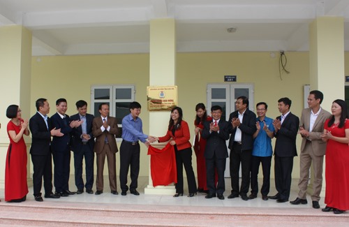 Đồng chí Hồ Thị Kim Ngân – Phó Chủ tịch Thường trực LĐLĐ tỉnh và đồng chí Nguyễn Xuân Quý – Phó Bí thư Thường trực Huyện ủy Yên Mỹ gắn biển công trình trường mầm non xã Ngọc Long. Ảnh: T.N
