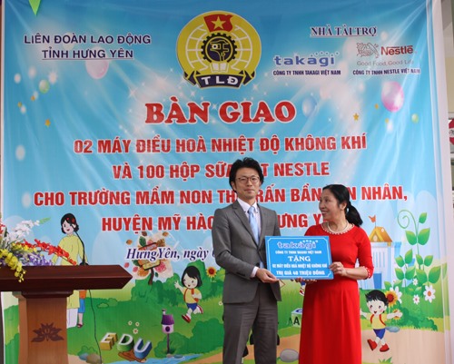 Ngài Murata Keisuke – Giám đốc hành chính nhân sự, đại diện Công ty TNHH Takagi Việt Nam trao tặng 2 máy điều hòa cho trường mầm non Thị trấn Bần Yên Nhân. Ảnh: T.N