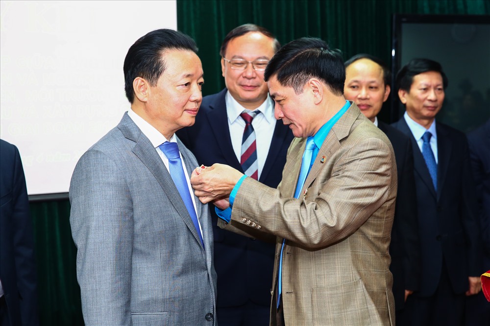 Đồng chí Bùi Văn Cường – Ủy viên TƯ Đảng, Chủ tịch Tổng LĐLĐVN trao Kỷ niệm chương “Vì sự nghiệp xây dựng tổ chức CĐ” tới đồng chí Trần Hồng Hà - Ủy viên TƯ Đảng, Bộ trưởng Bộ TN&MT. Ảnh: Sơn Tùng.