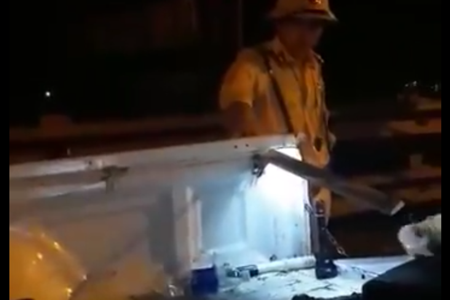 Đồng chí CSGT có hành vi được cho là thiếu chuẩn mực bị kiểm điểm, điều chuyển công tác. Ảnh: Cắt từ clip