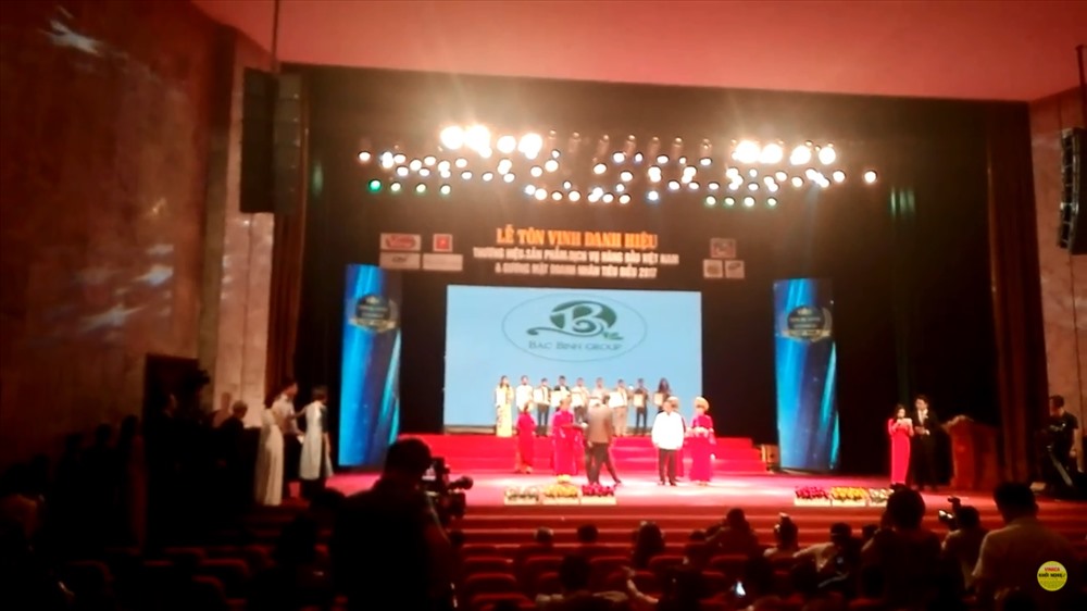 Hình ảnh đại diện công ty vinaca nhận giải Top 10 thương hiệu hàng đầu Việt Nam năm 2017.