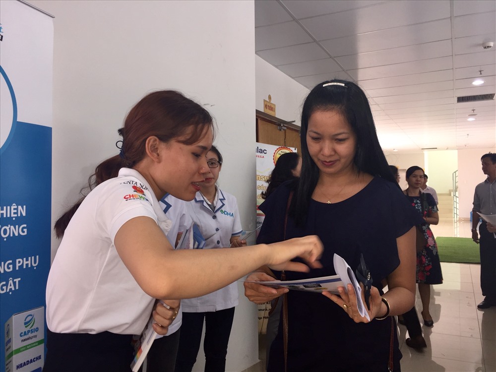 Nhân viên Cty Việt Anh tư vấn cho các chủ tịch CĐ cơ sở tham gia chương trình - Ảnh: L.T