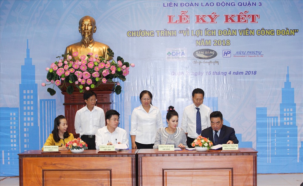 Các đơn vị tham gia ký kết thực hiện chương trình “Vì lợi ích đoàn viên CĐ” năm 2018 - Ảnh: L.T