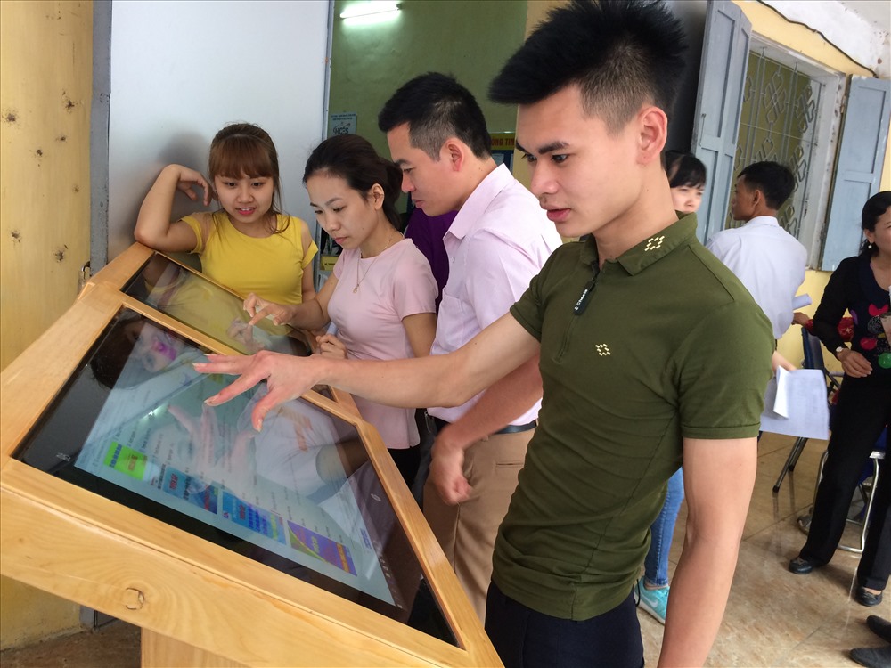 Các ứng viên cập nhật thông tin trên màn hình điện tử.