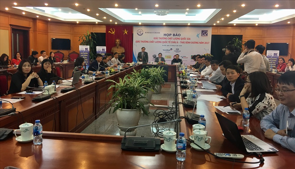 Đông đảo đại diện doanh nghiệp và cơ quan thông tấn báo chí tham dự họp báo