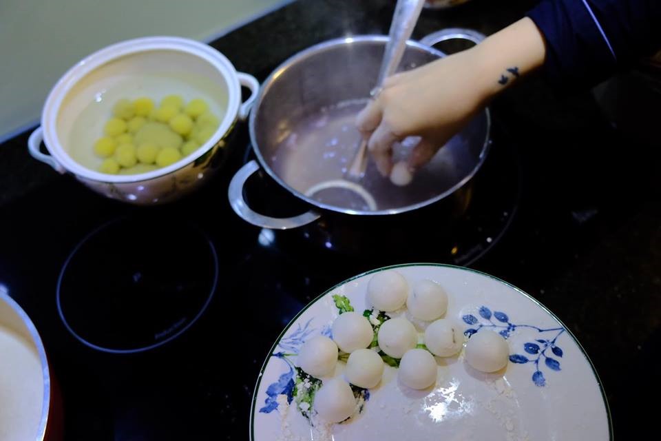 Bước 5: Đặt nồi nước lên bếp, cho thêm nước hoa bưởi, tinh chất va ni cho thơm. Tới khi nước sôi, thả bánh trôi đã nặn vào luộc cho tới khi bánh nổi nên rồi vớt ra để và bát nước lạnh cho bánh không bị dính vào nhau.