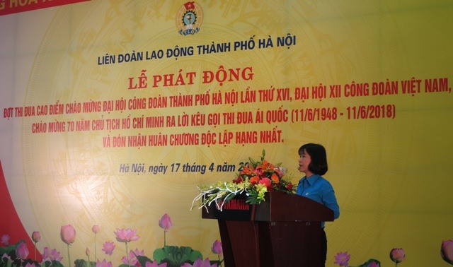Chủ tịch LĐLĐ quận Cầu Giấy Nguyễn Thị Thu Hà thay mặt đoàn viên, CNVCLĐ quận hưởng ứng đợt thi đua cao điểm. Ảnh: Xuân Trường