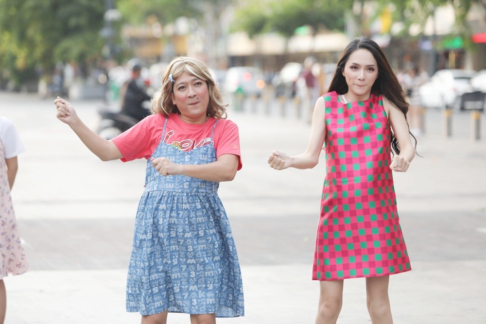 Trường Giang “xấu lạ” cùng dàn nghệ sĩ làm náo loạn phố đi bộ Nguyễn Huệ - ảnh 2 Trường Giang “xấu lạ” cùng dàn nghệ sĩ làm náo loạn phố đi bộ Nguyễn Huệ - ảnh 2