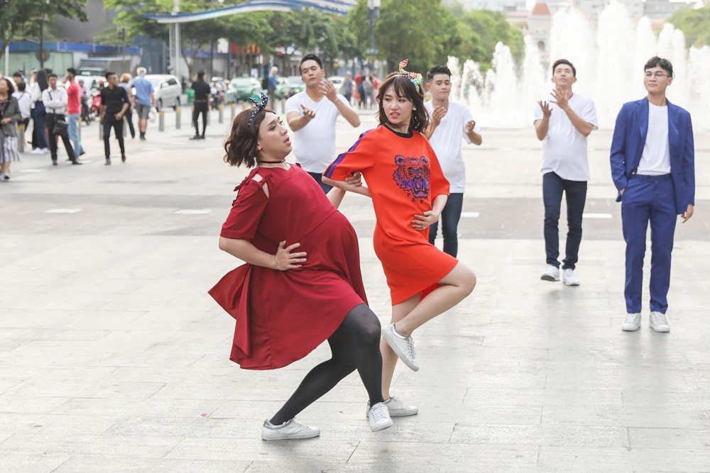 Trường Giang “xấu lạ” cùng dàn nghệ sĩ làm náo loạn phố đi bộ Nguyễn Huệ - ảnh 3 Trường Giang “xấu lạ” cùng dàn nghệ sĩ làm náo loạn phố đi bộ Nguyễn Huệ - ảnh 3