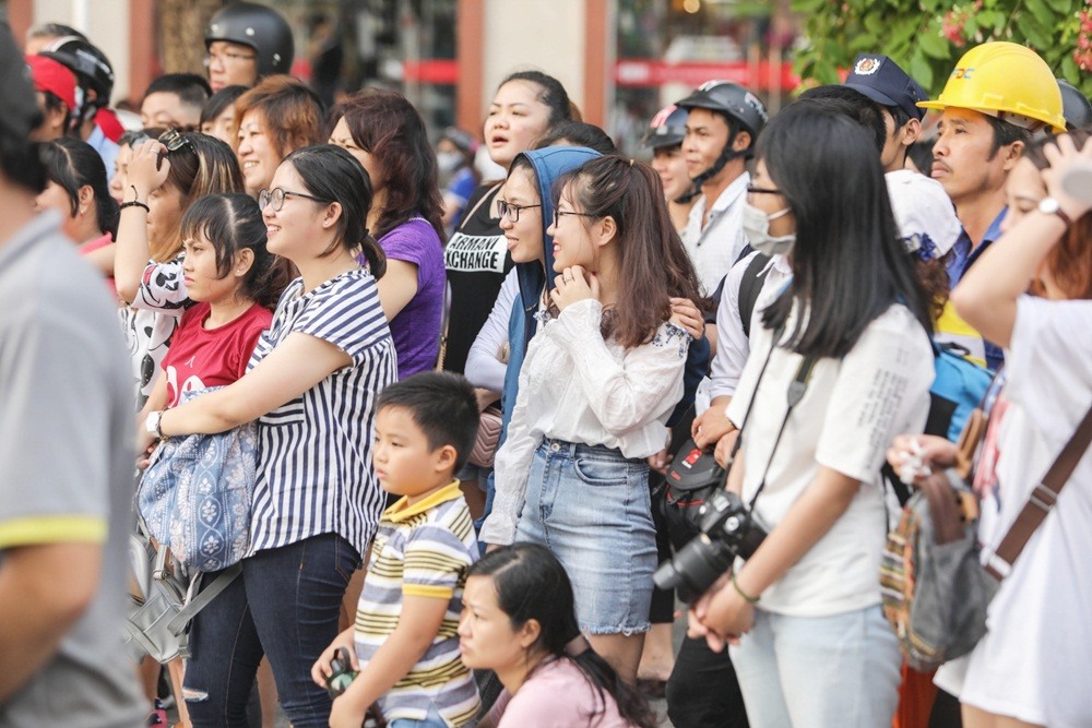 Trường Giang “xấu lạ” cùng dàn nghệ sĩ làm náo loạn phố đi bộ Nguyễn Huệ - ảnh 5 Trường Giang “xấu lạ” cùng dàn nghệ sĩ làm náo loạn phố đi bộ Nguyễn Huệ - ảnh 5