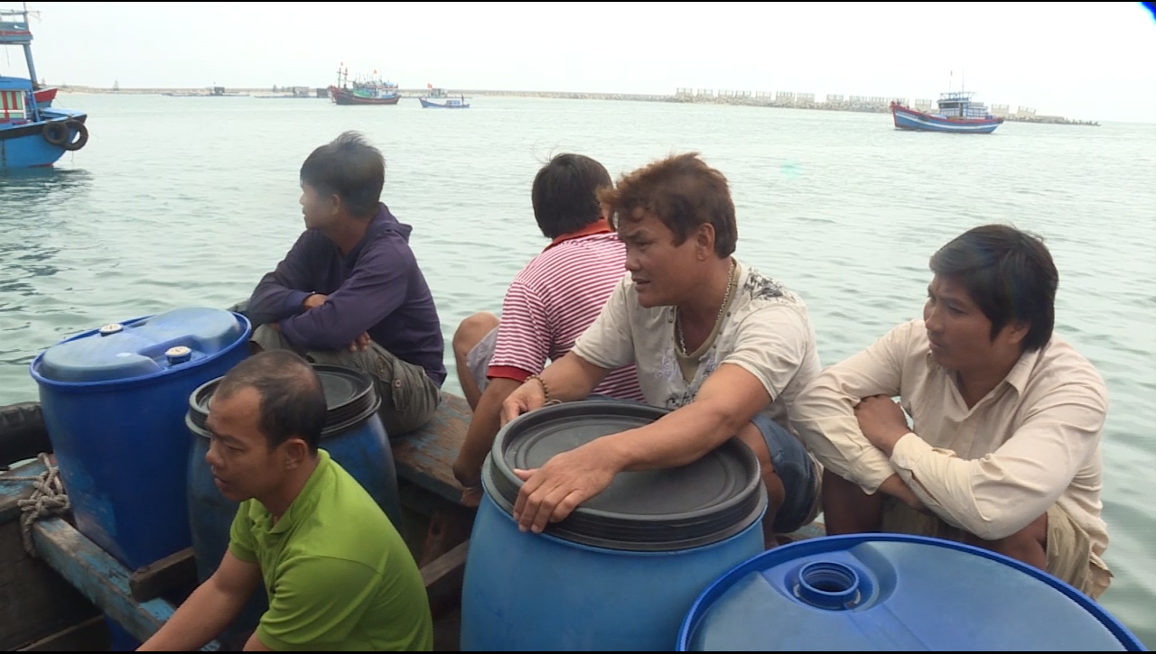 Đưa 8 ngư dân bị chìm tàu ở Hoàng Sa về đảo Lý Sơn an toàn - ảnh 3 Đưa 8 ngư dân bị chìm tàu ở Hoàng Sa về đảo Lý Sơn an toàn - ảnh 3