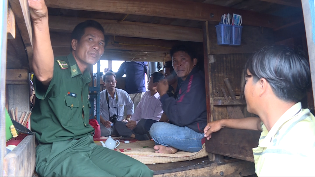 Đưa 8 ngư dân bị chìm tàu ở Hoàng Sa về đảo Lý Sơn an toàn - ảnh 2 Đưa 8 ngư dân bị chìm tàu ở Hoàng Sa về đảo Lý Sơn an toàn - ảnh 2