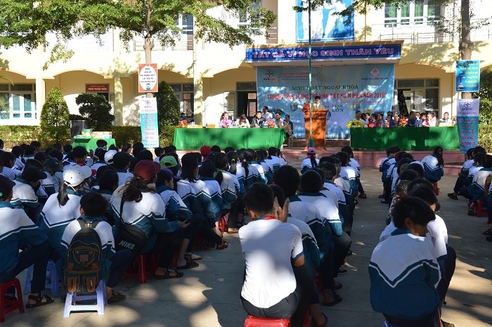 Buổi sinh hoạt ngoại khóa tuyên truyền tiết kiệm điện tại Trường trung học LươngThế Vinh, xã Quảng tín, huyện
Đắk Rlấp