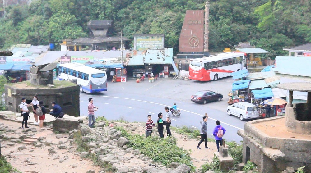 Nhiều hàng quán mọc lên bủa vây di tích.