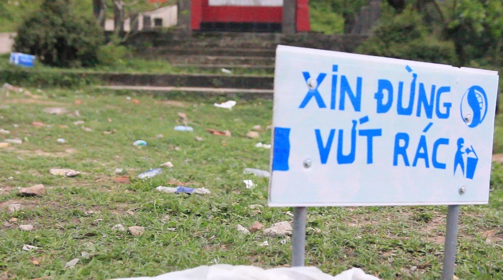 Dù chính quyền đã chuẩn bị thùng rác và các biển “cấm xả rác” nhưng du khách vẫn “tiện tay” xả rác bừa bãi.